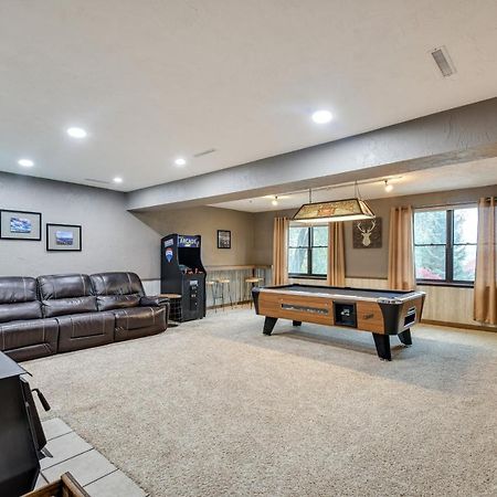 Large Home With Game Room, 4 Mi To Mississippi River Bettendorf Exterior photo