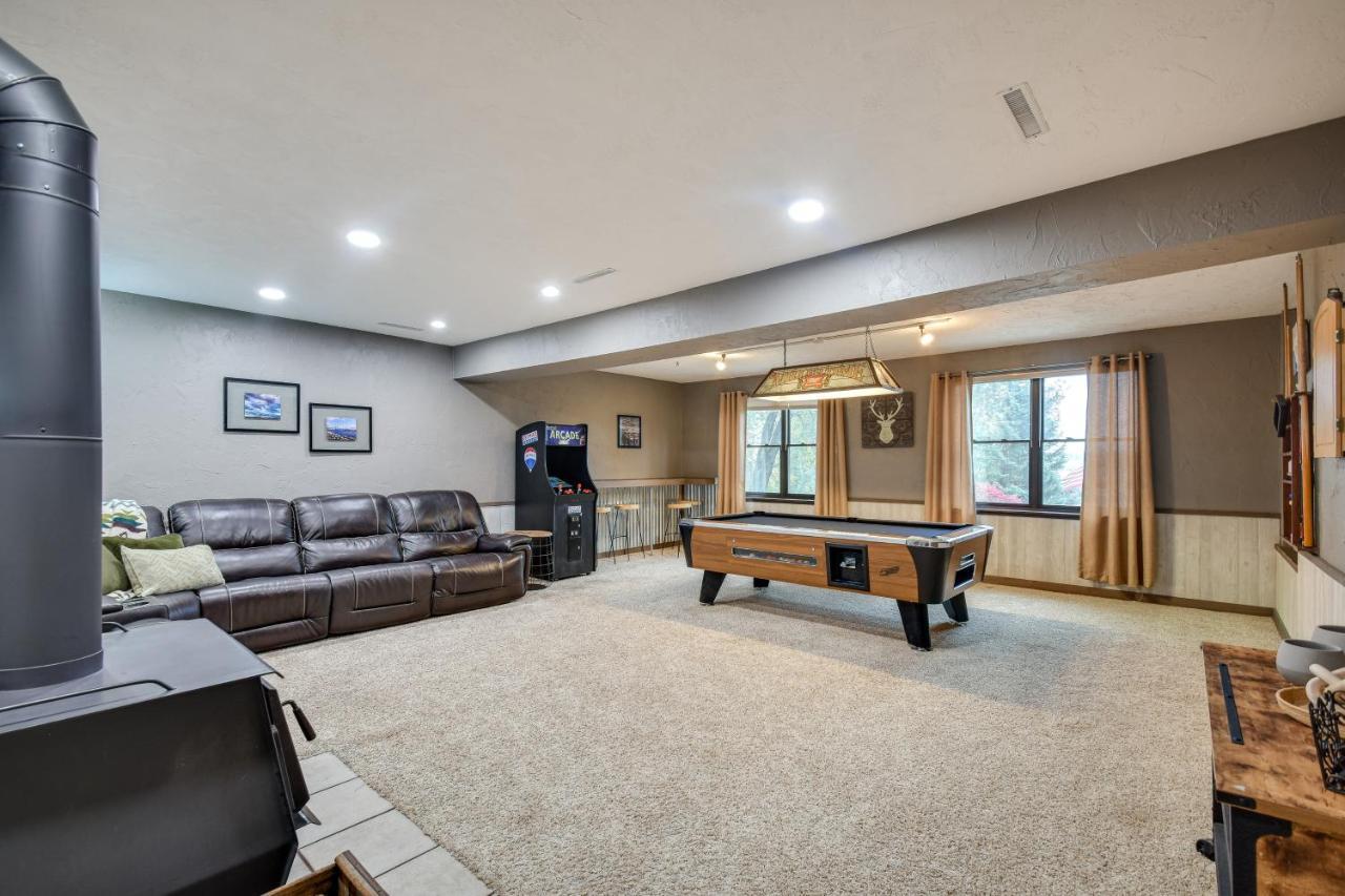 Large Home With Game Room, 4 Mi To Mississippi River Bettendorf Exterior photo